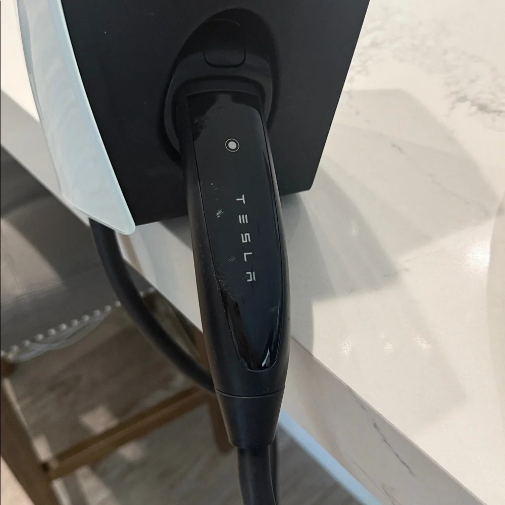 Tesla Universal Glossy White Charging Unit - Picture 2 of 5